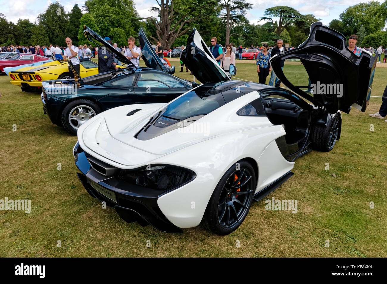 Une voiture de sport hybride rechargeable McLaren P1 au Wilton Classic Supercar Show, Wilton House, Wiltshire, Royaume-Uni, 2014 Banque D'Images