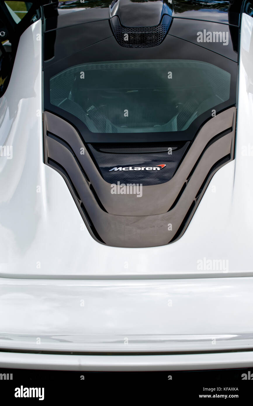 Une voiture de sport hybride rechargeable McLaren P1 au Wilton Classic Supercar Show, Wilton House, Wiltshire, Royaume-Uni, 2014 Banque D'Images