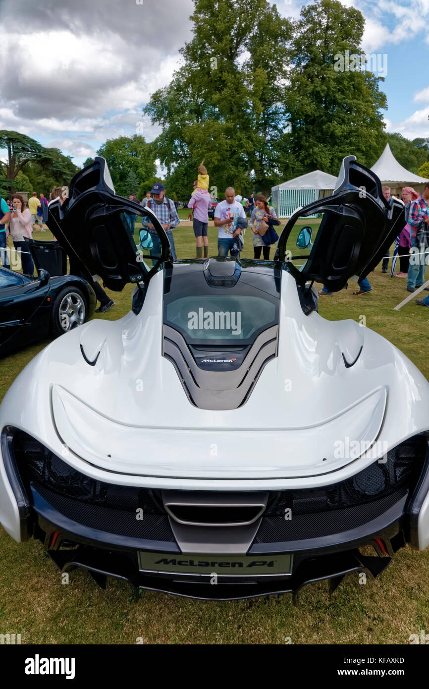 Une voiture de sport hybride rechargeable McLaren P1 au Wilton Classic Supercar Show, Wilton House, Wiltshire, Royaume-Uni, 2014 Banque D'Images