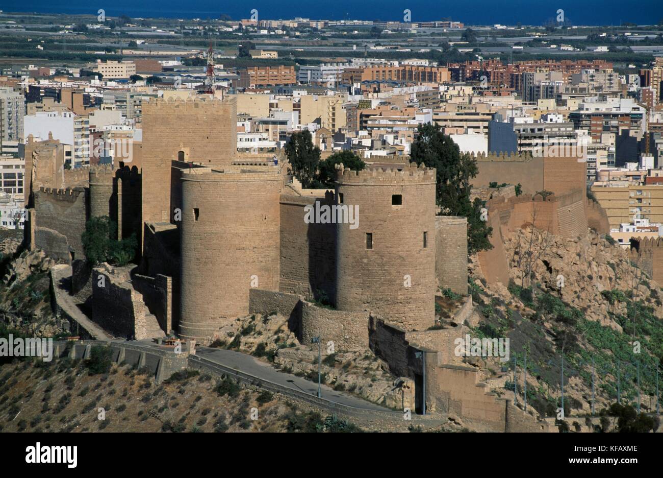 Vue sur l'Alcazaba d'Almeria avec la ville en arrière-plan, l'Andalousie, espagne. Banque D'Images