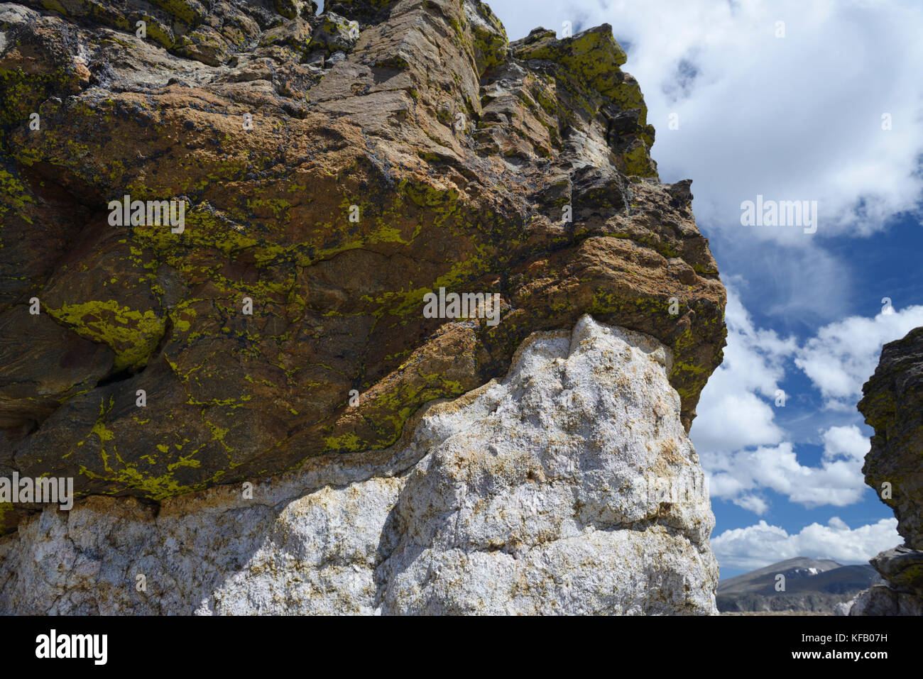 Les rochers en forme de champignon, Rocky Mountain National Park, de couleur sombre et CO., plus claire au-dessus de schiste granit. le granit a érodé plus rapidement et réduit Banque D'Images