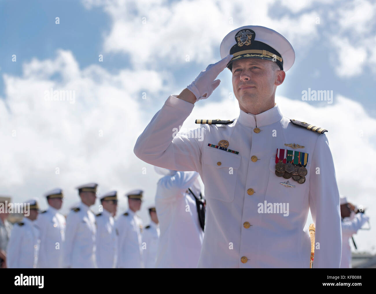 Commandant De La Marine Americaine David Cox Est Joue A Bord De La Marine Americaine De Classe Los Angeles Sous Marin D Attaque Rapide Uss Louisville Pendant Un Changement De Commandement Ceremonie A La