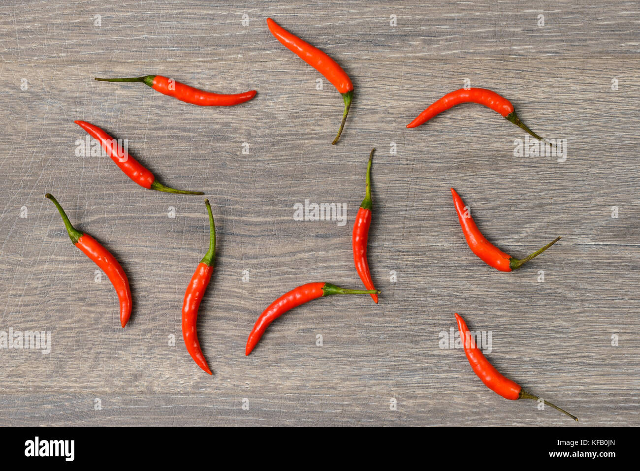 Red hot chili pepper on wooden table Banque D'Images