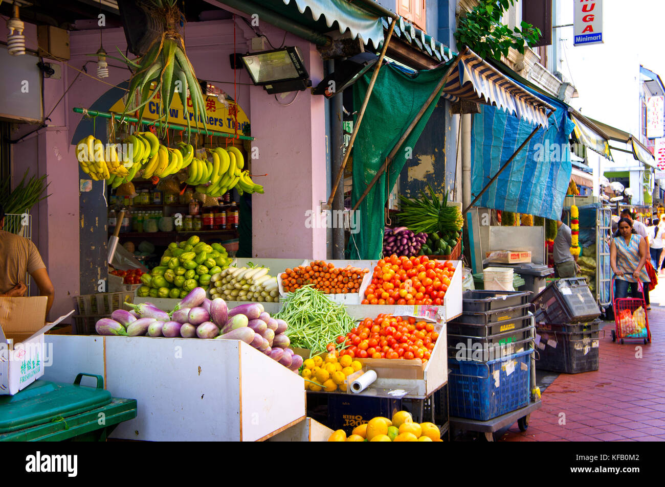 Étals de rue sur le chemin piétonnier la vente de fruits et fleurs dans Little India à Singapour Banque D'Images