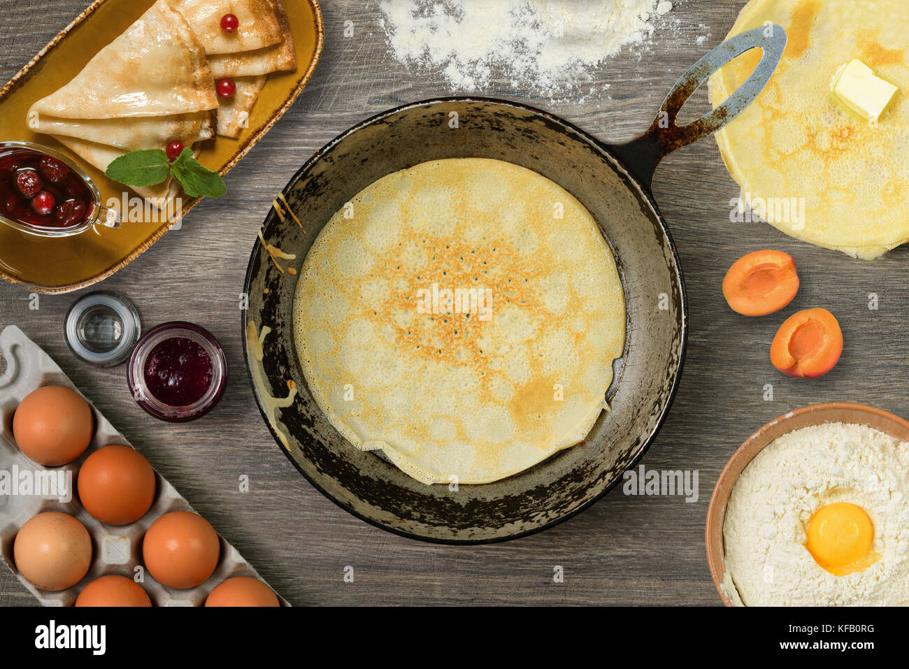 Crêpes dans une casserole Banque D'Images