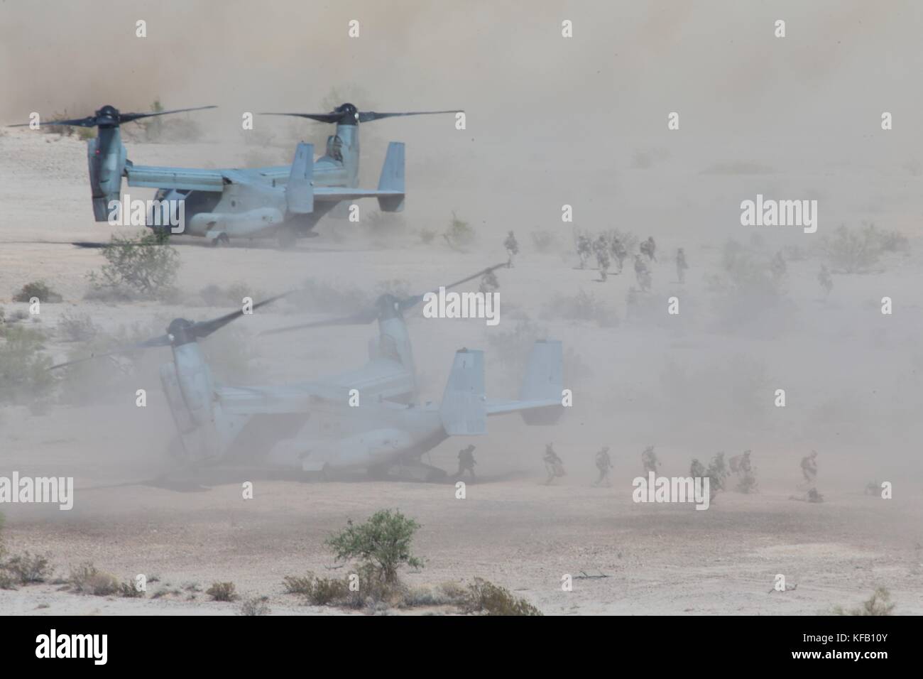 Un corps des marines MV-22 Osprey assault support avion chute marines des États-Unis au cours de l'armes et tactiques de combat au cours d'instructeur, 9 octobre 2017 Ville de Grove City, Arizona. (Photo par Andrew huff par planetpix) Banque D'Images