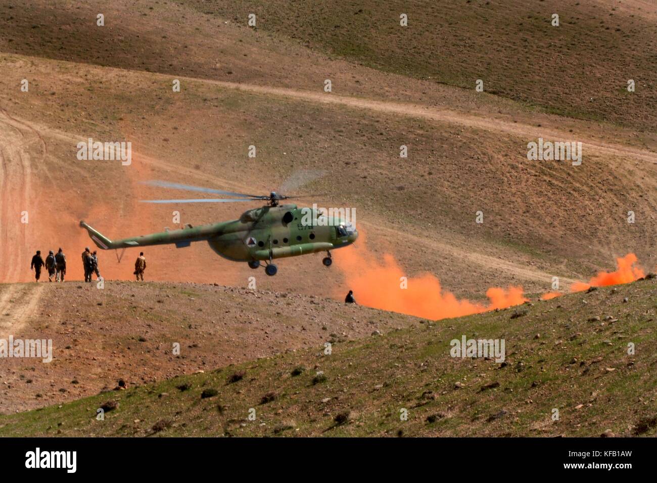 Un hélicoptère tactique MI-17 de l'Armée nationale afghane déploie une bombe à fumée orange en préparation à l'atterrissage lors de l'opération Enduring Freedom, le 13 mars 2010, à Zabule, en Afghanistan. (Photo par Kenny Holston via Planetpix) Banque D'Images