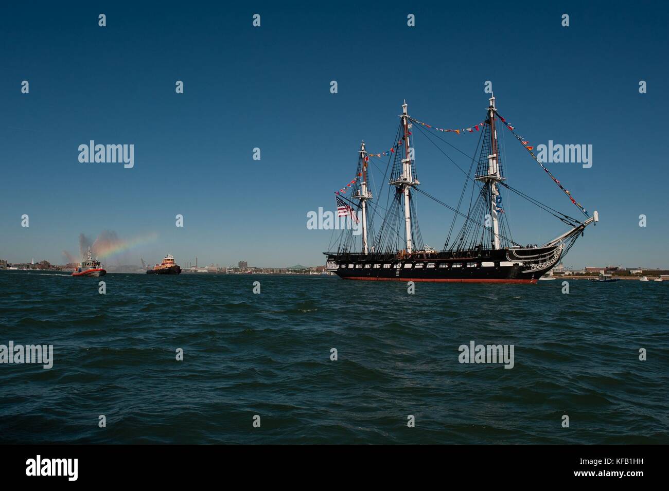 La frégate lourde à trois mâts à coque en bois USS Constitution descend le port de Boston le 20 octobre 2017 à Boston, Massachusetts. Lancé à l'origine en 1797, l'USS Constitution est le plus ancien navire de guerre commandé à flot dans le monde. (Photo par Andrew Barresi via Planetpix) Banque D'Images