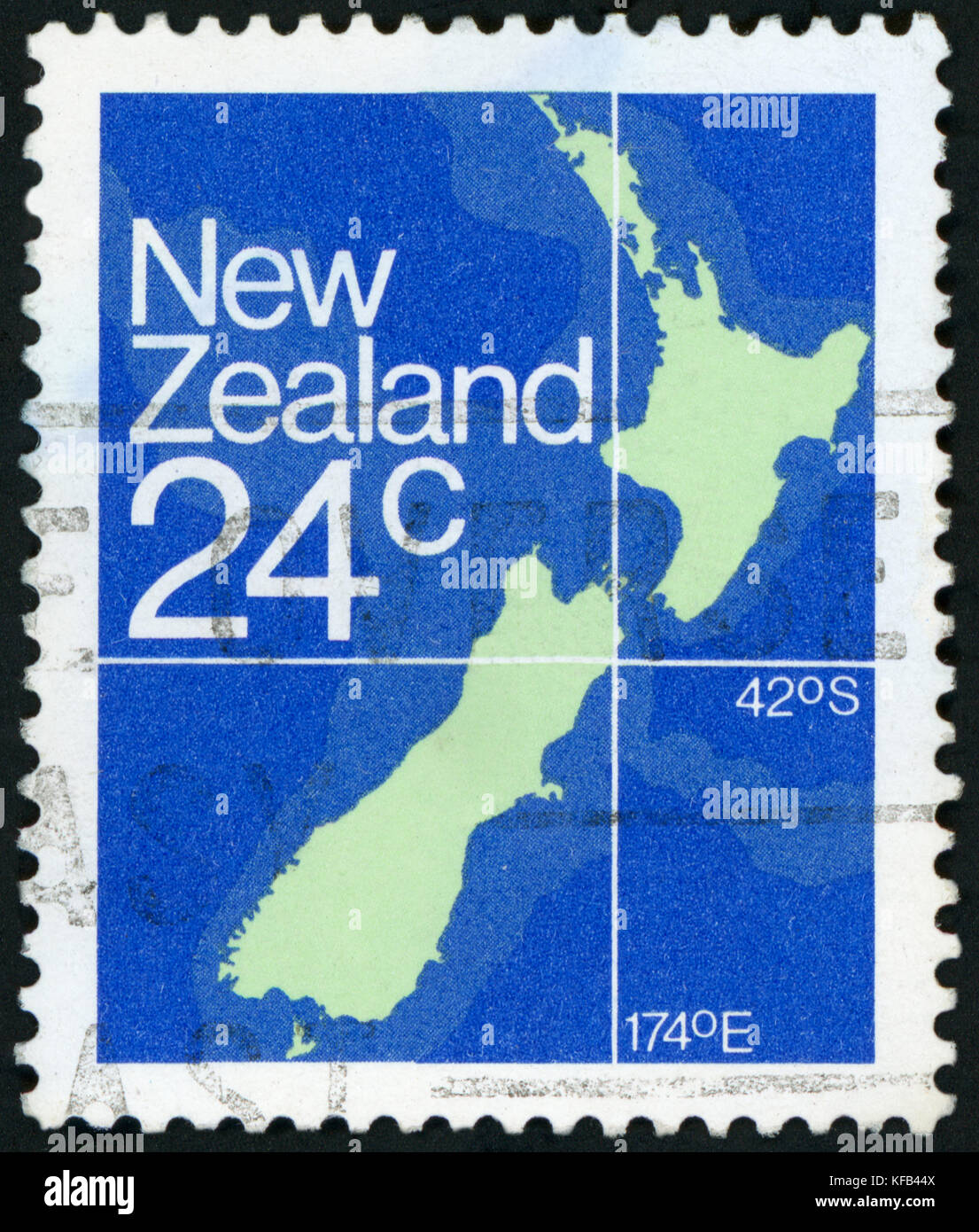 NOUVELLE-ZÉLANDE - VERS 1982 : un timbre imprimé en Nouvelle-Zélande montre la carte de la Nouvelle-Zélande, vers 1982. Banque D'Images