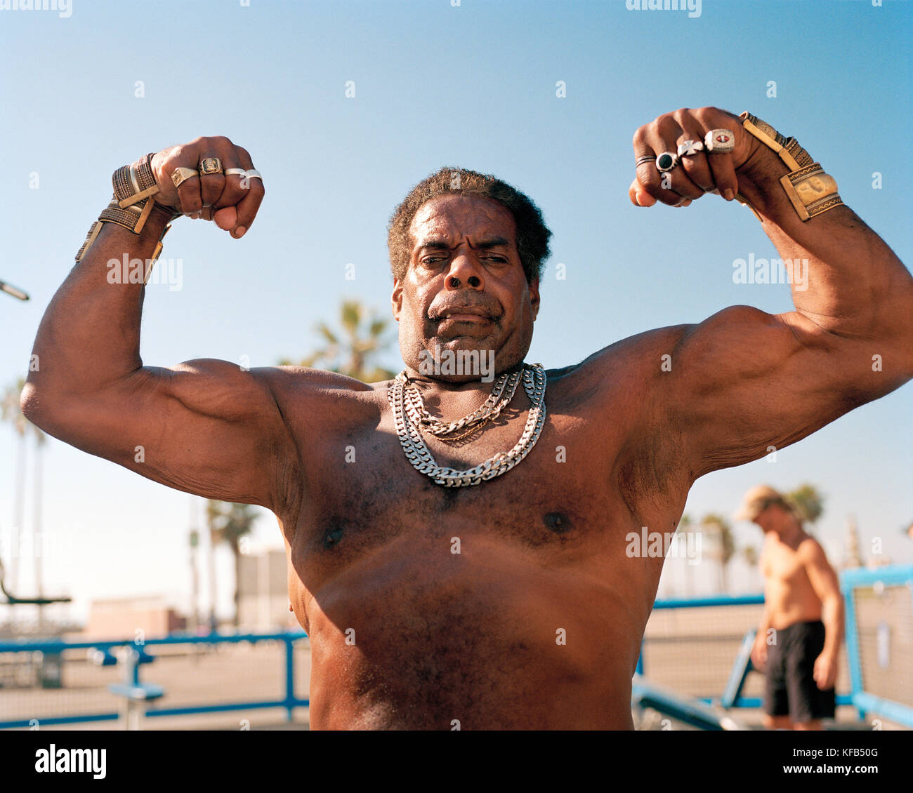 Usa, Californie, Los Angeles, un bodybuilder frappe un poser à Muscle Beach  dans Venice Beach Photo Stock - Alamy