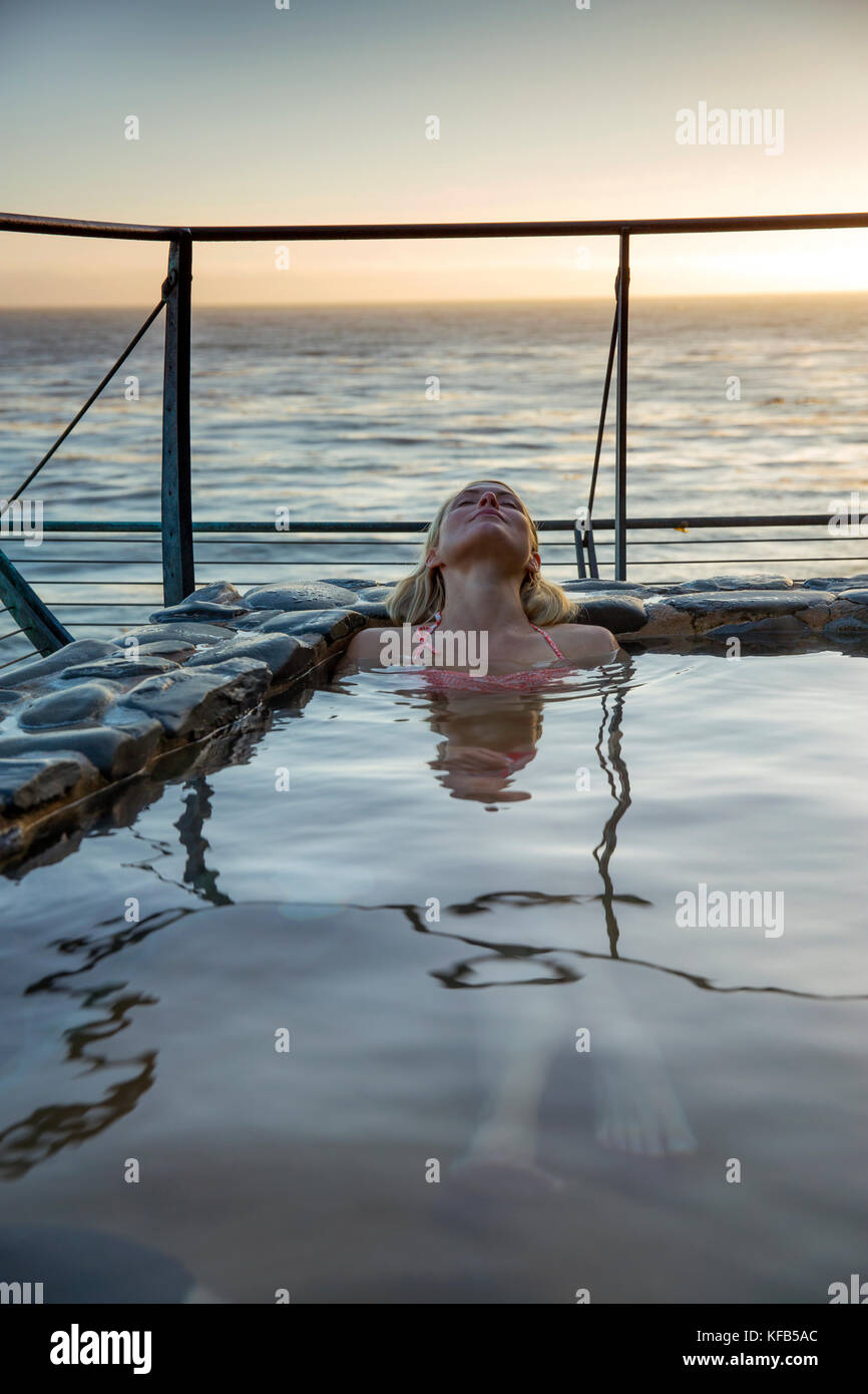 États-unis, Californie, Big Sur, Esalen, une femme assise dans la salle de bains et se détend à l'Institut Esalen Banque D'Images