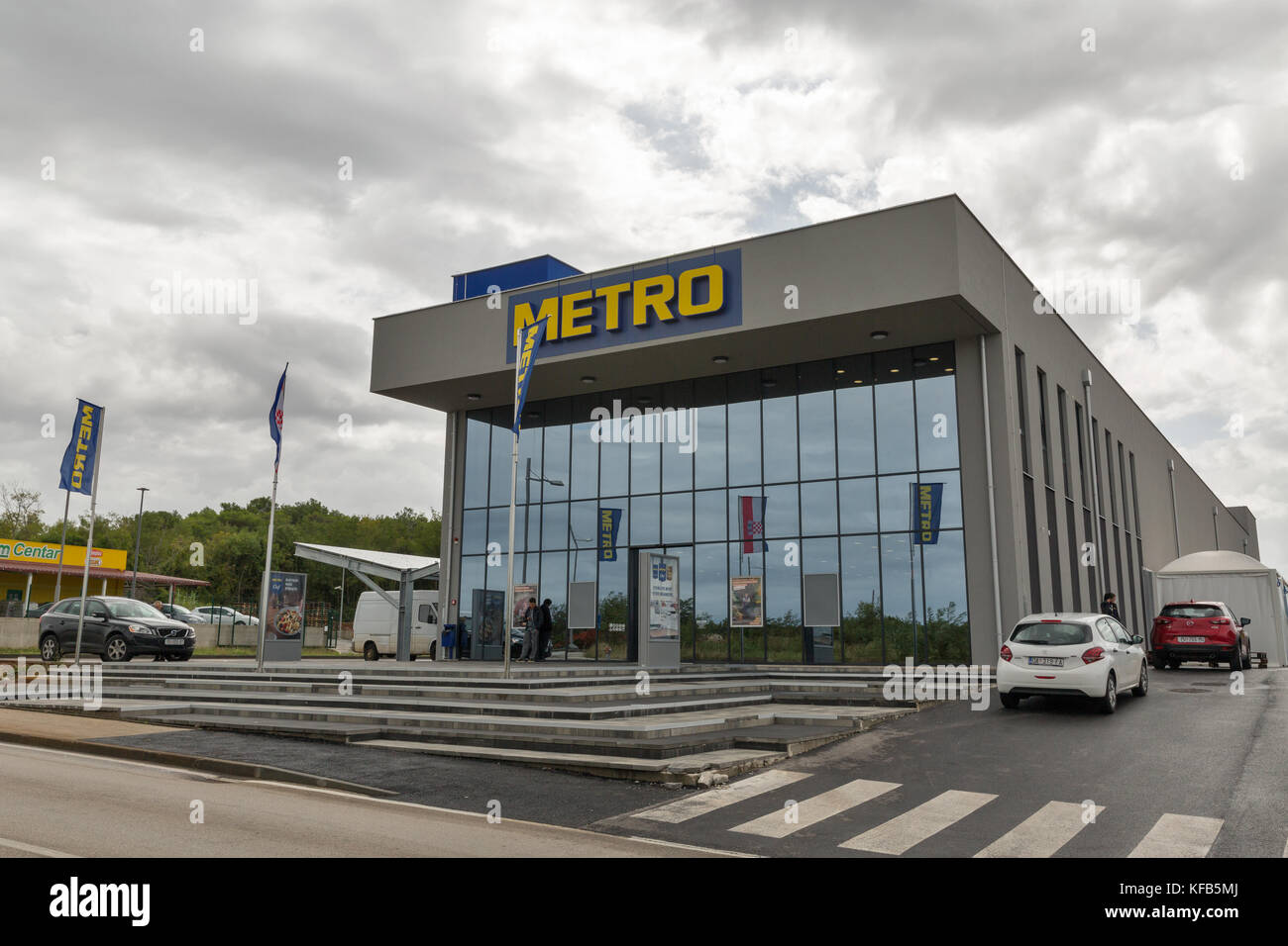 POREC, CROATIE - 12 SEPTEMBRE 2017 : les gens visitent le magasin Metro Cash and Carry. Metro est un commerce de détail et de gros diversifié allemand, comptant et carr Banque D'Images