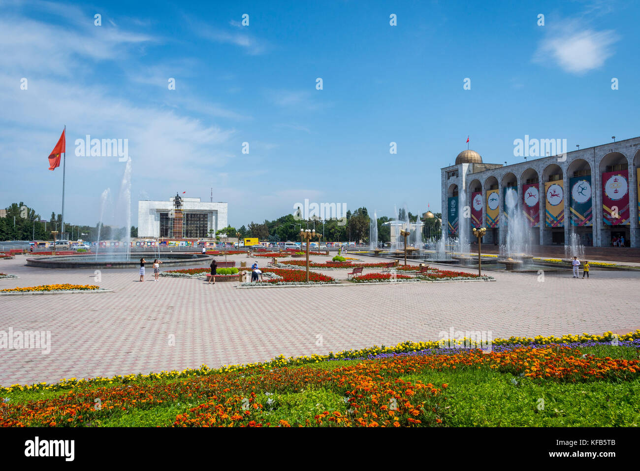 Bichkek, Kirghizistan - 25 juillet : trop d'ala (place principale) décorées avec les panneaux de l'événement sportif mondial jeux nomades. juillet 2016 Banque D'Images