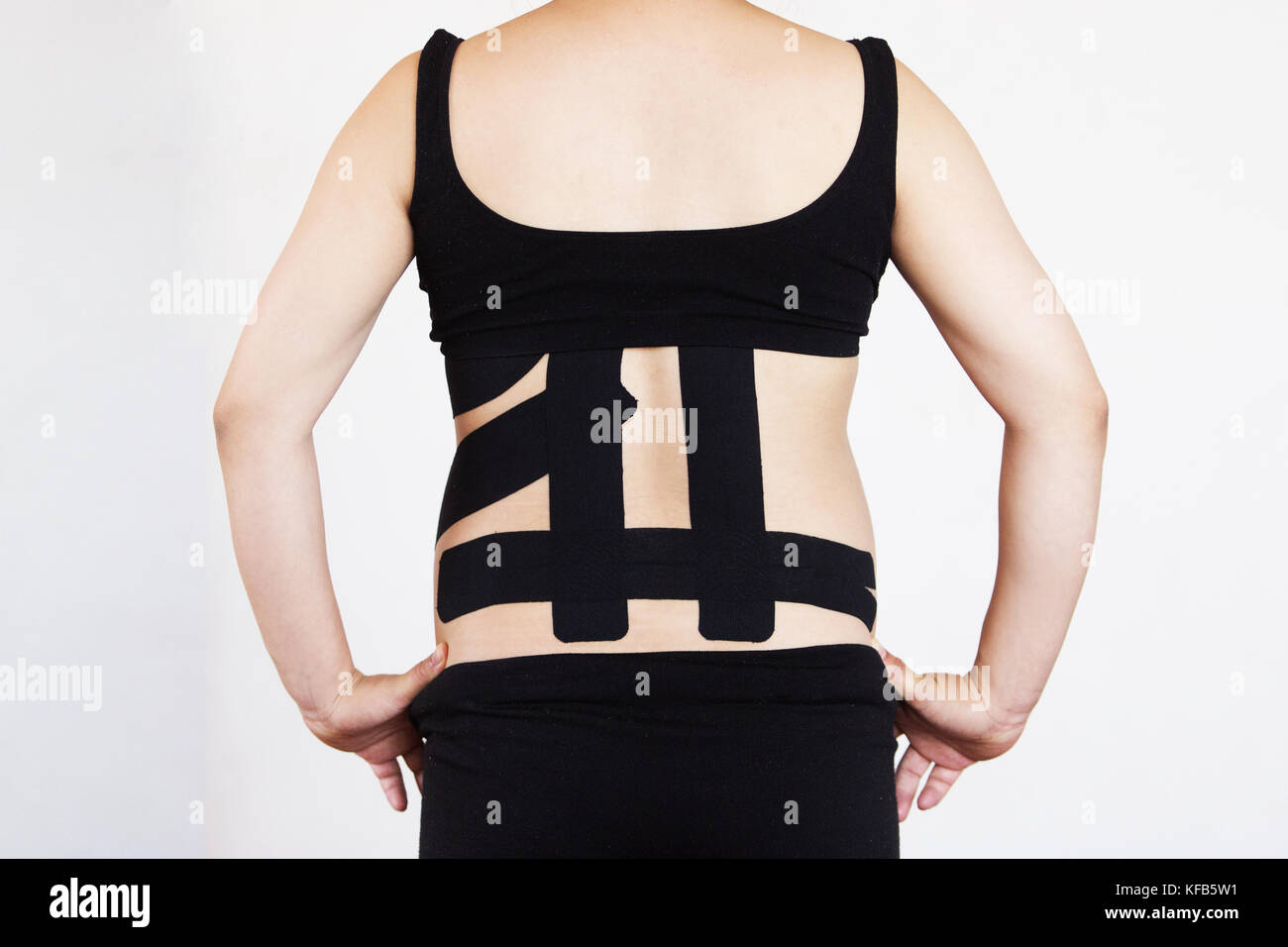 Kinesio taping sur le dos d'une femme enceinte à réduire les maux de dos Banque D'Images