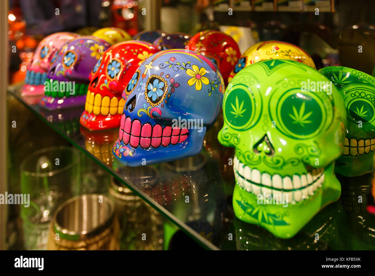 Amsterdam, Pays-Bas - 24 septembre 2017 : esquisses peintes de crânes de la marijuana sur la fenêtre Cas d'amsterdam boutique de souvenirs Banque D'Images
