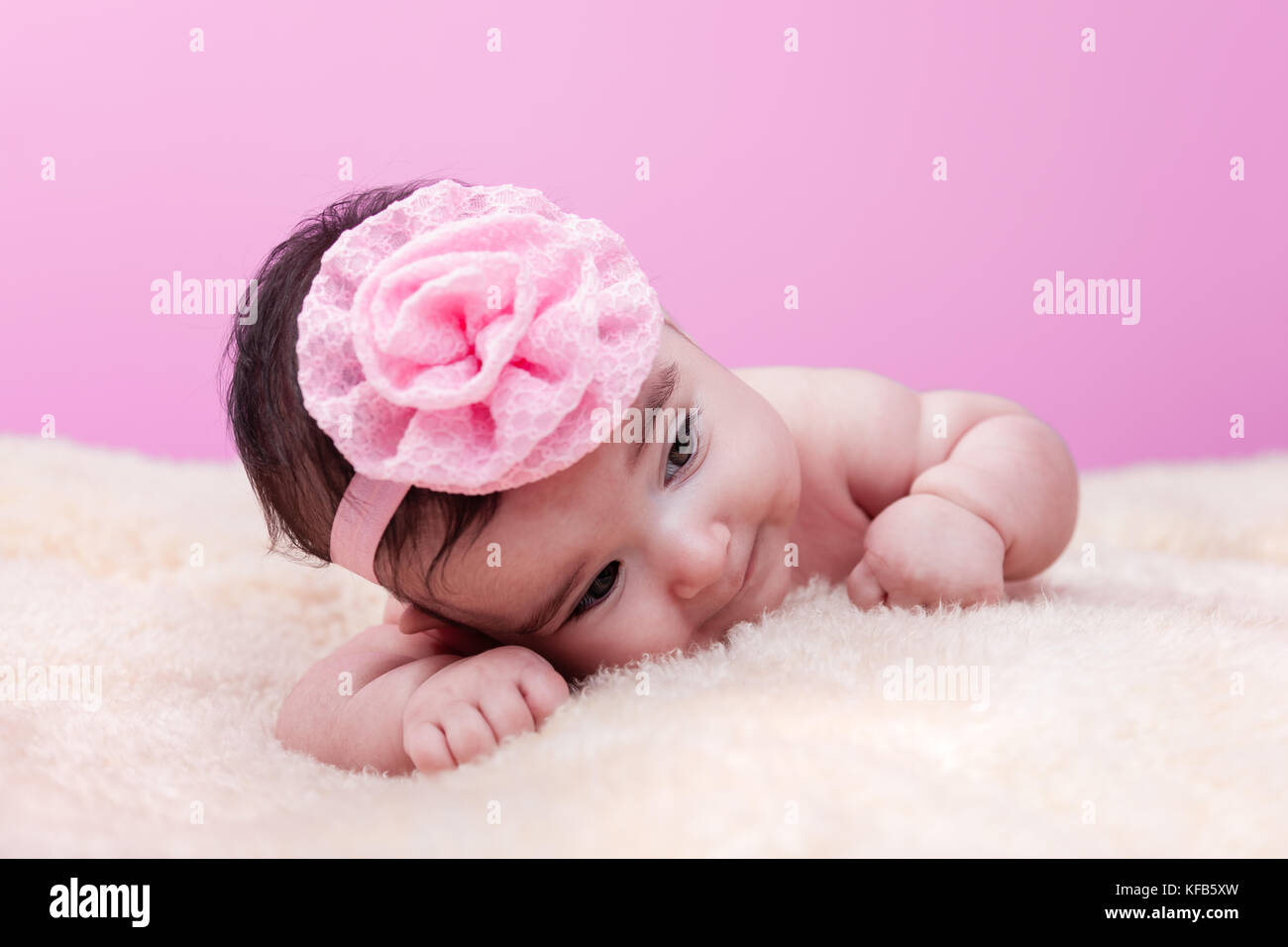 Mignon Joli Heureux Et Chubby Bebe Fille Sans Vetements Nu Ou Nu Allonge Sur Une Couverture Moelleuse Avec Serre Tete De Fleur Rose Quatre Mois Bebe Photo Stock Alamy