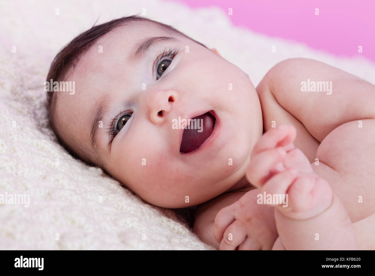Mignon, joli, heureux, chubby et sourire portrait de fille de bébé, riant avec un grand sourire. Nu ou nu sur une couverture moelleuse. Quatre mois Banque D'Images