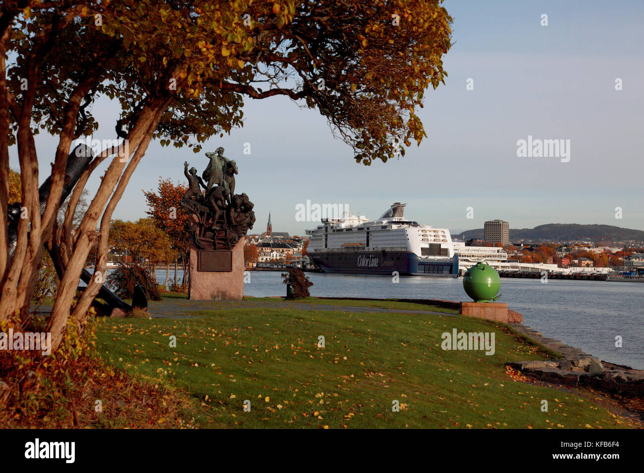 La vue depuis le musée Fram, bygdøy, Oslo, Norvège vers le centre-ville avec la Color Line ferry à port Banque D'Images