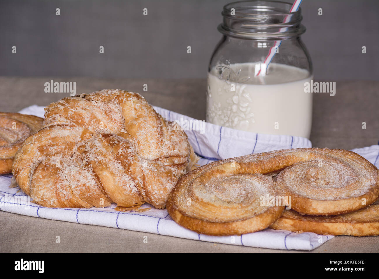 Les cookies et le lait sur une serviette de lin Banque D'Images