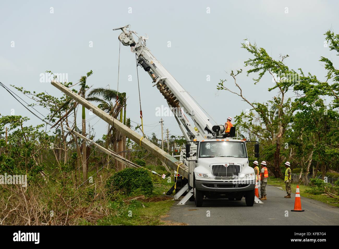 Les soldats de l'armée américaine et le premier pouvoir réparer les lignes de transport d'employés au cours d'efforts de secours à la suite du cyclone maria 19 octobre 2017 à Rio Grande, Porto Rico. (Photo de Joshua l. demotts planetpix via) Banque D'Images