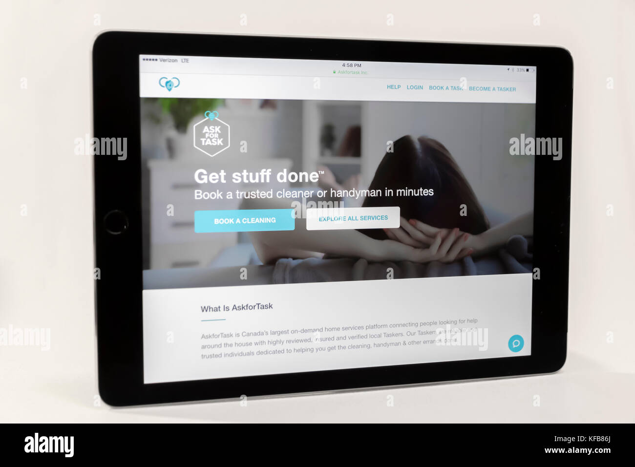 AskForTask est la plus grande plate-forme de services d'accueil de connecter ceux qui ont besoin de travaux domestiques à gérer plusieurs tâches locales prêt à les aider. Banque D'Images AskForTask est la plus grande plate-forme de services d'accueil de connecter ceux qui ont besoin de travaux domestiques à gérer plusieurs tâches locales prêt à les aider. Banque D'Images