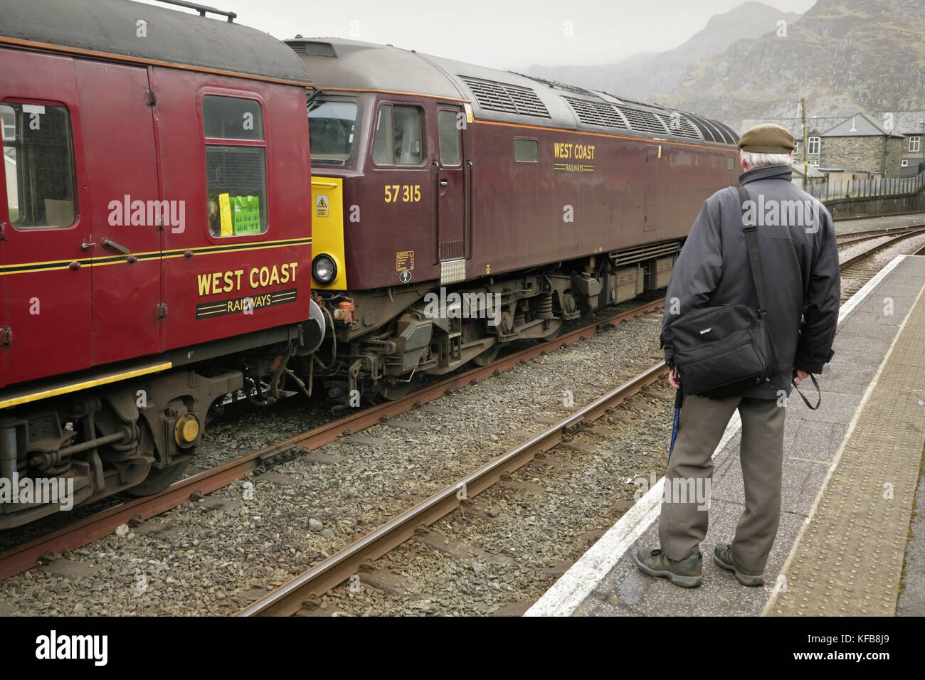 Chemins de fer de la côte ouest de la locomotive de la classe 57 57315 à blaenau ffestiniog station avec un service à la demande. Banque D'Images