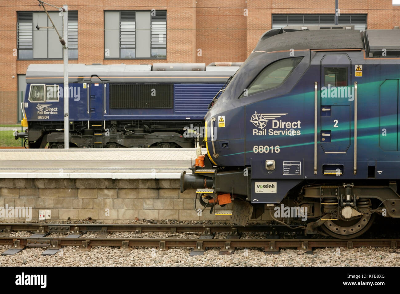 Services ferroviaires directes locomotives diesel 66304 et 68016 à la gare de New York, au Royaume-Uni. Banque D'Images