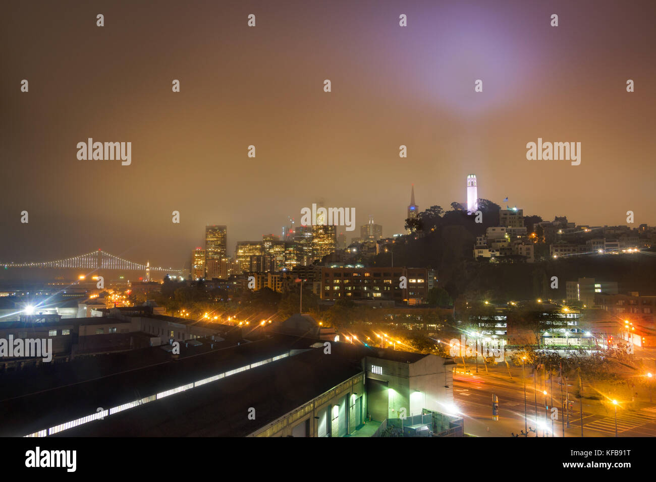 Vue d'un navire amarré au port de san francisco avec l'opinion de la Telegraph Hill lors d'une nuit brumeuse. Banque D'Images