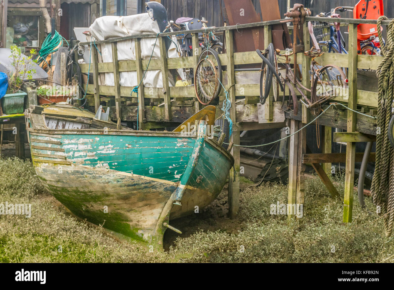 Espace jardin extérieur d'une péniche aménagée Banque D'Images