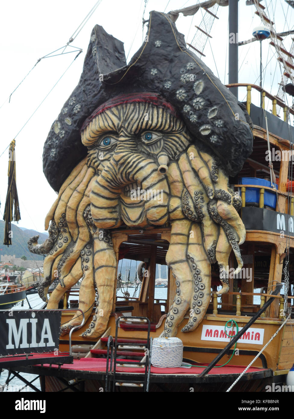 De près de l'arrière de la Mamma Mia excursion touristique Pirate's du style des Caraïbes sailing ship montrant Davey Jones' buste, Marmaris, Turquie Banque D'Images