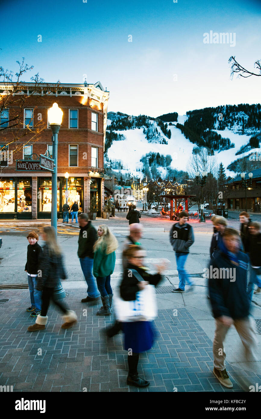 USA, Colorado, tremble, les gens marcher dans la m2 dans le centre-ville d'Aspen au crépuscule Banque D'Images