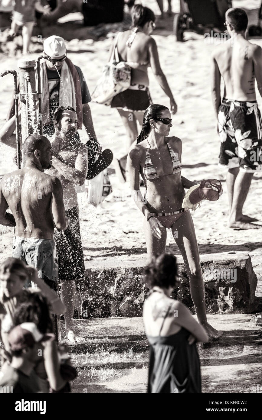 Usa, Hawaii, Oahu, personnes rincer à la douche de plage, Waimea Bay (b&w  Photo Stock - Alamy