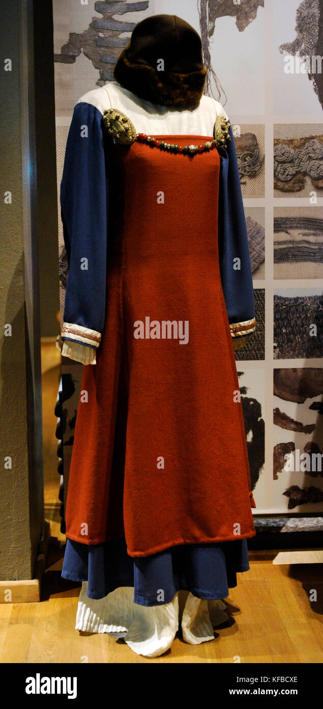 Costume de femme viking classe confortable robe plissée couleur. tunique  bleu et rouge avec tablier de laine, chaussures et broches. Historical  Museum. Stockholm. Suède Photo Stock - Alamy