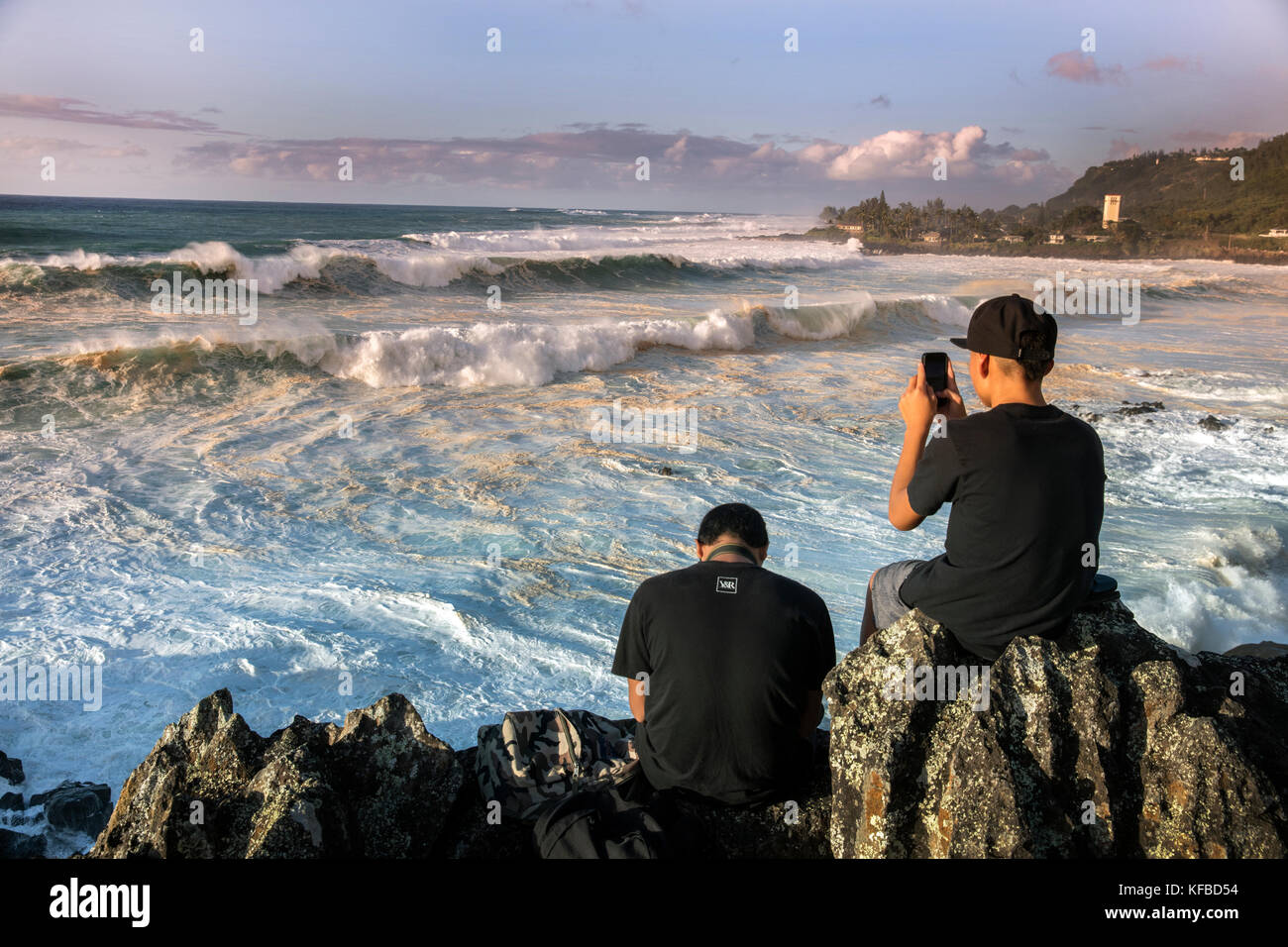 HAWAII, Oahu, Côte-Nord, les spectateurs regardant le gros matériel roulant dans les vagues de houle sur la Côte-Nord Banque D'Images