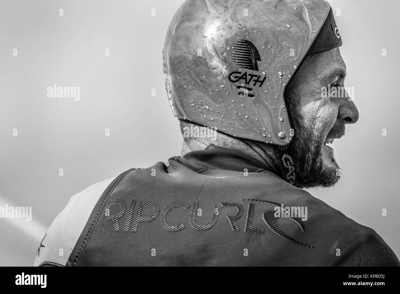 HAWAII, Oahu, Côte-Nord, les surfers dans l'eau à Waimea Bay Banque D'Images