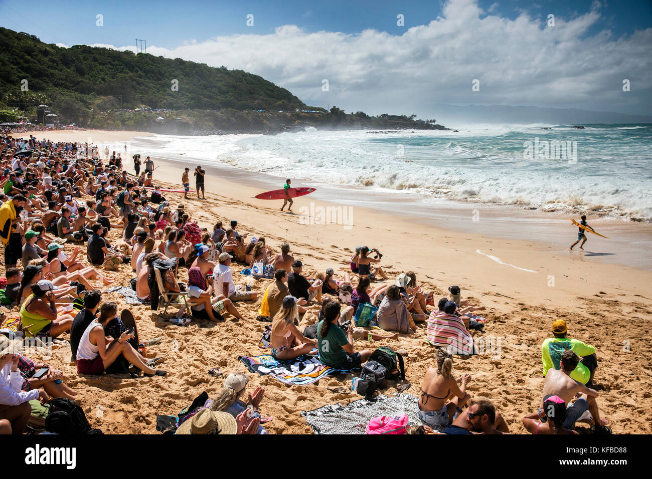 HAWAII, Oahu, Côte-Nord, Eddie Aikau, 2016, les spectateurs regardant le Eddie Aikau big wave 2016 compétition de surf, Waimea Bay Banque D'Images