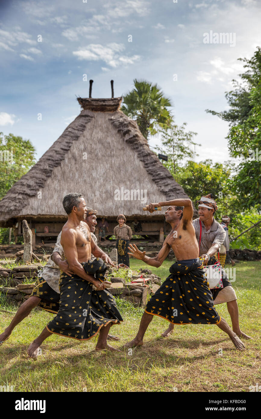 L'Indonésie, flores, montre des hommes en boxe traditionnelle kampung tutubhada village de rendu Banque D'Images