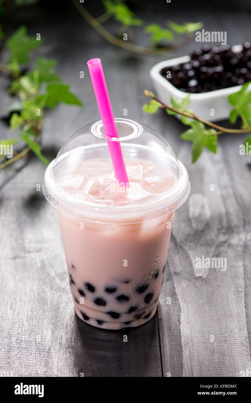 Boba bulle de thé au lait et perles de tapioca en tasse en plastique Banque D'Images