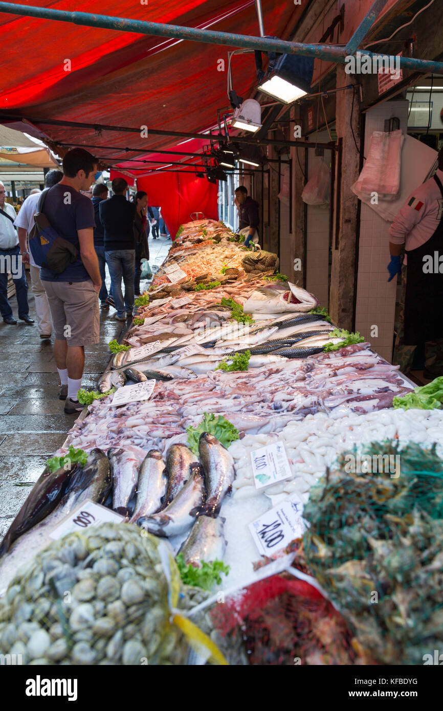 L'Italie, Venise, du poisson frais au marché du Rialto. Banque D'Images