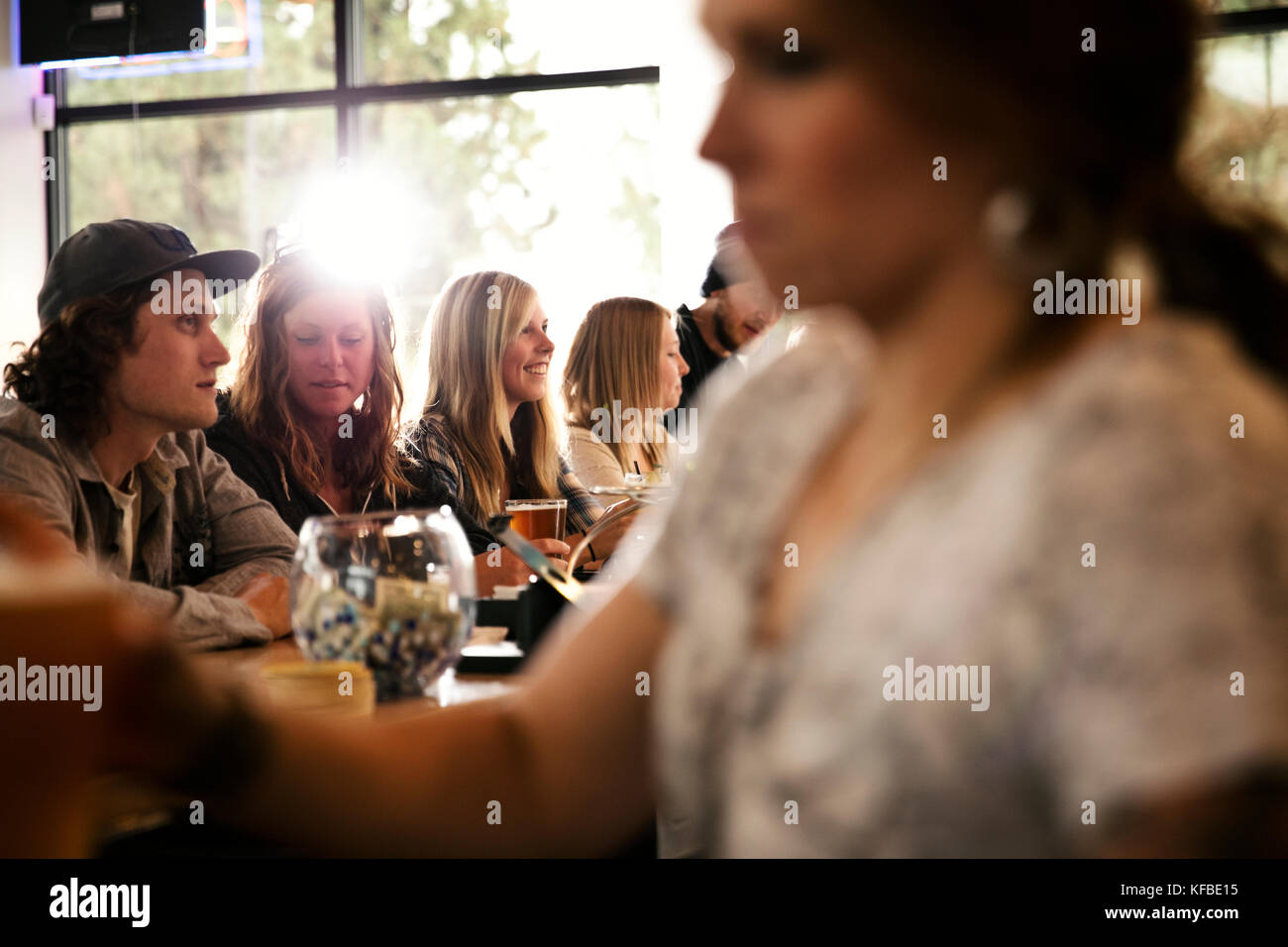 USA (Oregon, Bend, Pacific Pizza et Brew, personnes au bar et barman Banque D'Images