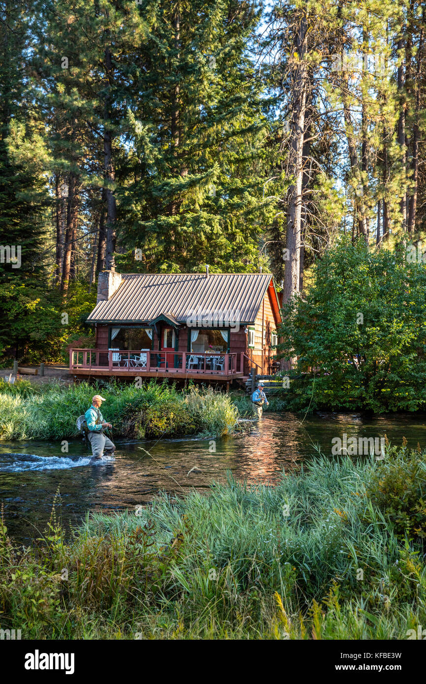 Usa (Oregon), camp Sherman, metolius River resort, flyfishermen sur l'metolius à loin de resort Banque D'Images