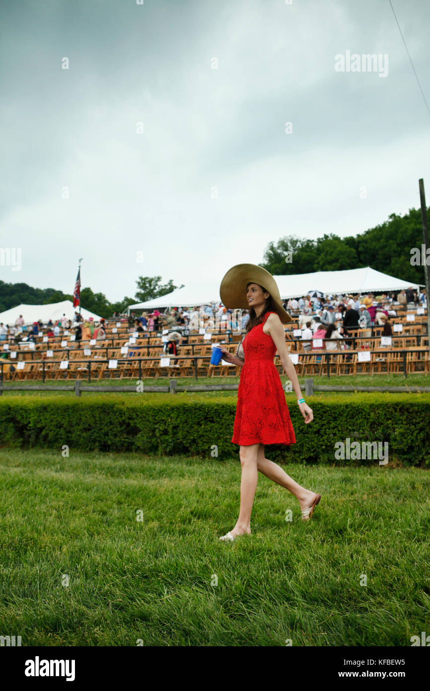 Usa, New York, Nashville, iroquois steeple, une femme traverse la piste en entre les races Banque D'Images