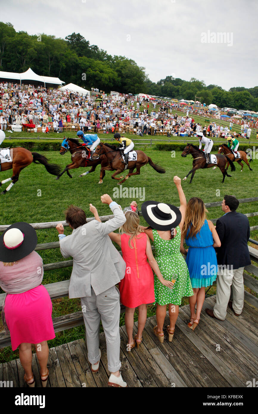 Usa, New York, Nashville, iroquois, steeplechase spectateurs regarder et applaudir sur les chevaux pendant la première course de la journée Banque D'Images