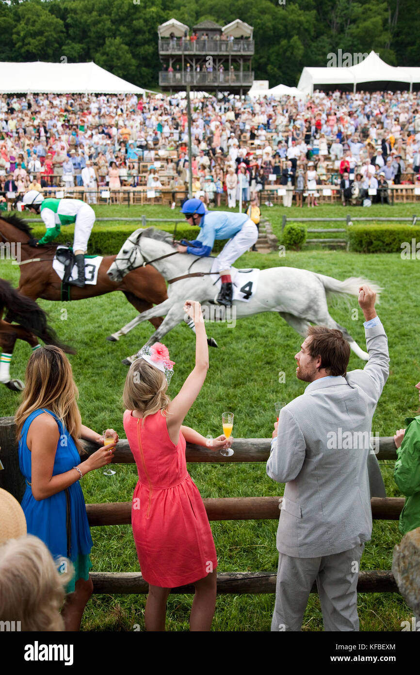 Usa, New York, Nashville, iroquois, steeplechase spectateurs regarder et applaudir sur les chevaux pendant la première course de la journée Banque D'Images