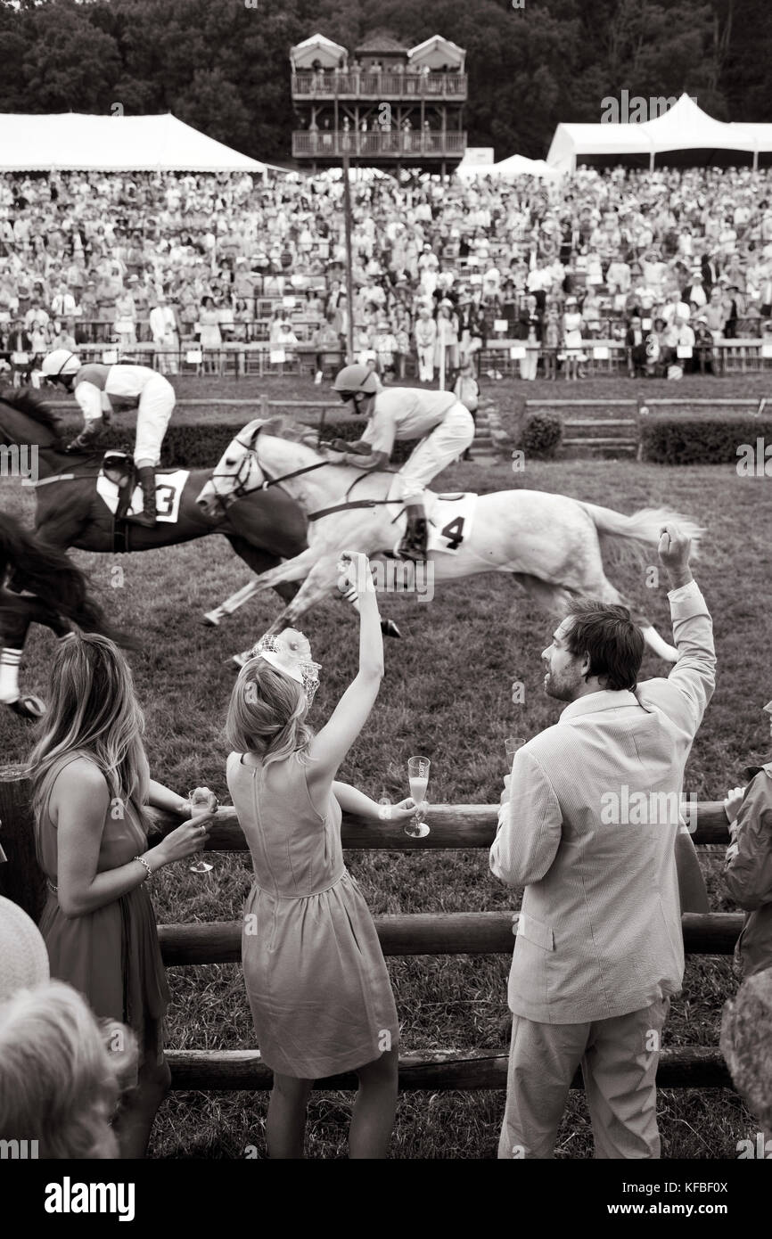 Usa, New York, Nashville, iroquois, steeplechase spectateurs regarder et applaudir sur les chevaux pendant la première course de la journée, (b&w) Banque D'Images
