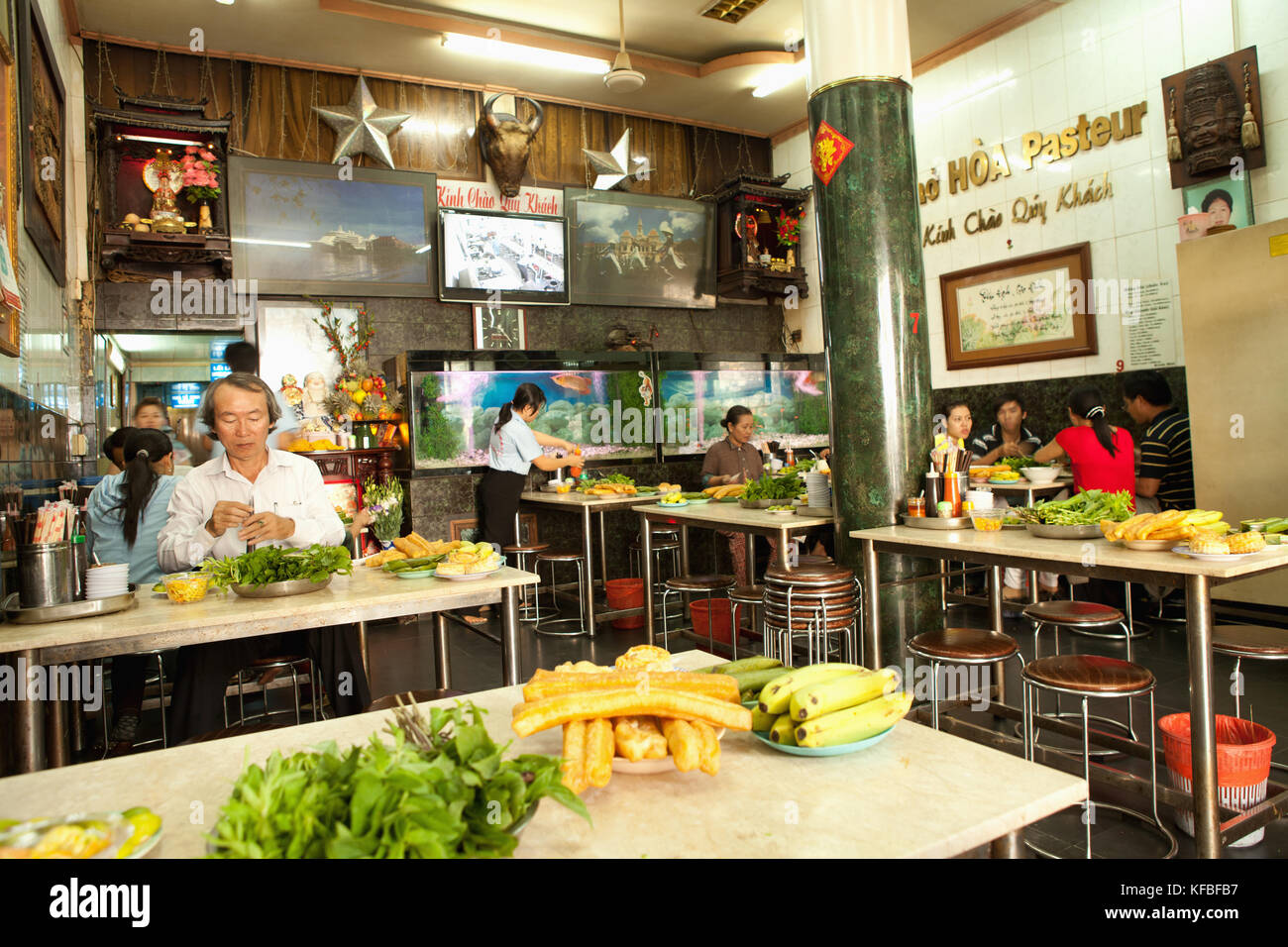 Vietnam, Saigon, restaurant pho hoa hoa, aka pho pasteur local mesures vietnamiens ses baguettes avant de manger son pho bo (boeuf pho), Ho chi minh c Banque D'Images