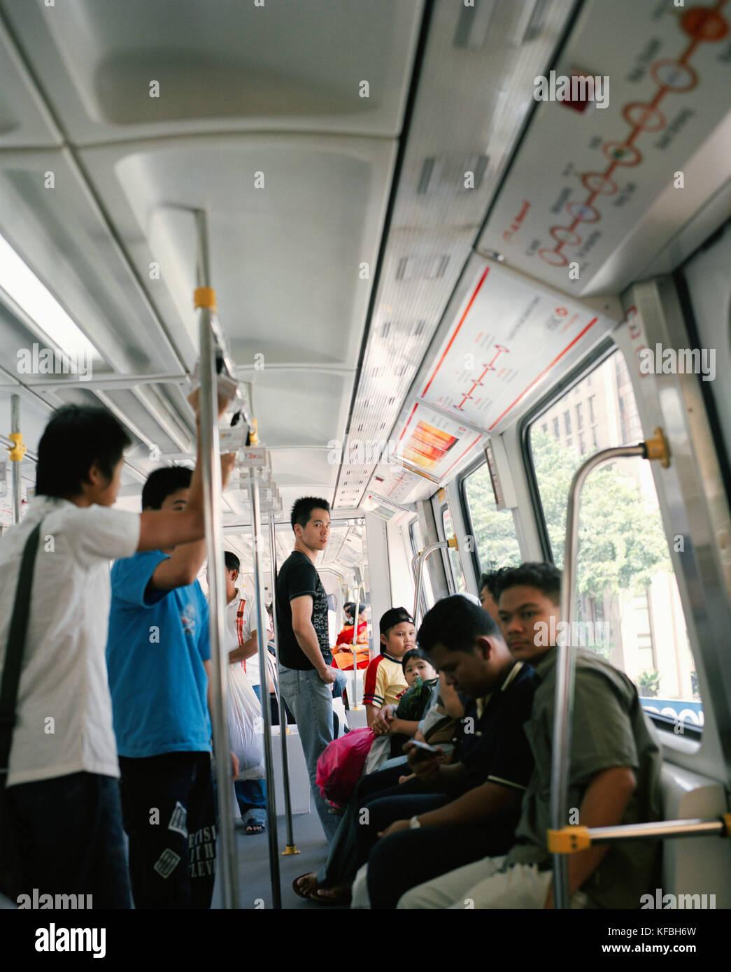 La Malaisie, Kuala Lumpur, les passagers voyageant en monorail Banque D'Images