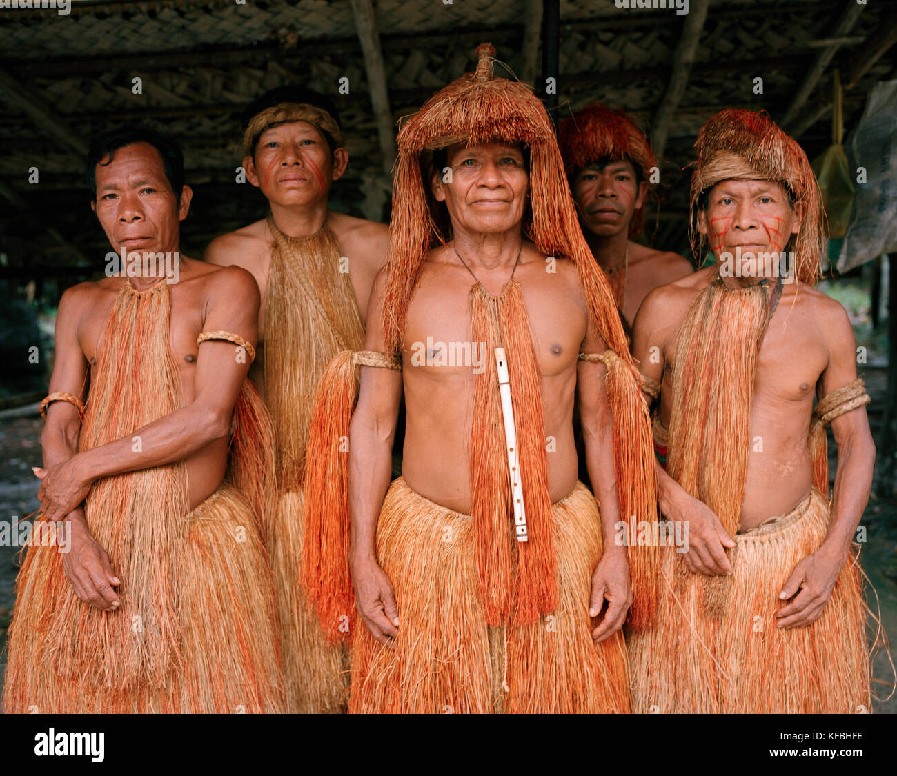 Pérou, Amazonie, Amérique du Sud, Amérique latine, portrait d'un yagua  indiens dans des vêtements traditionnels Photo Stock - Alamy