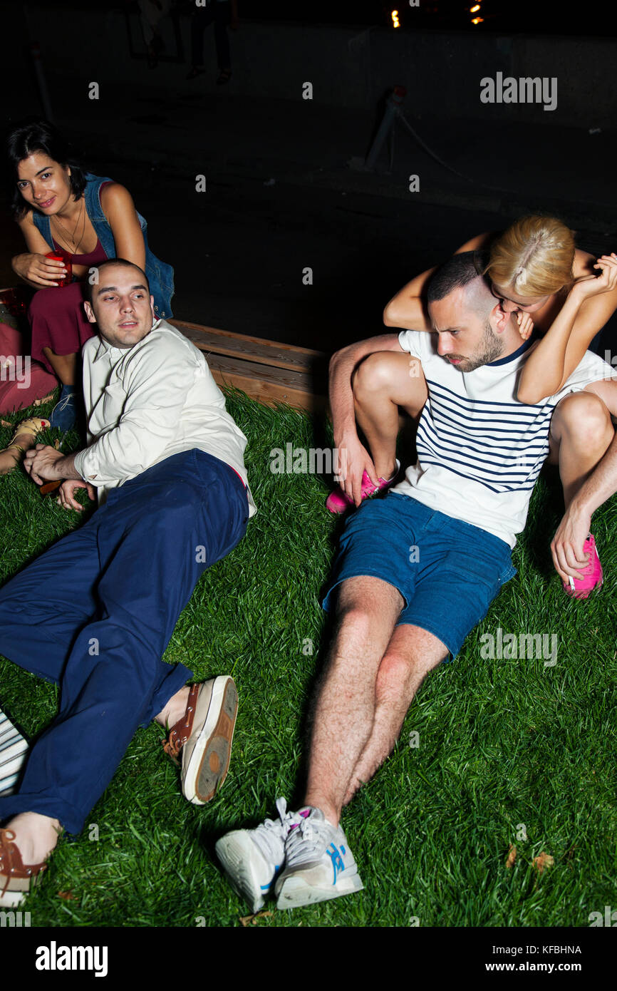 La Russie, Moscou. Les jeunes Moscovites au petit parc à la Strelka Institute par la rivière de Moscou. Banque D'Images