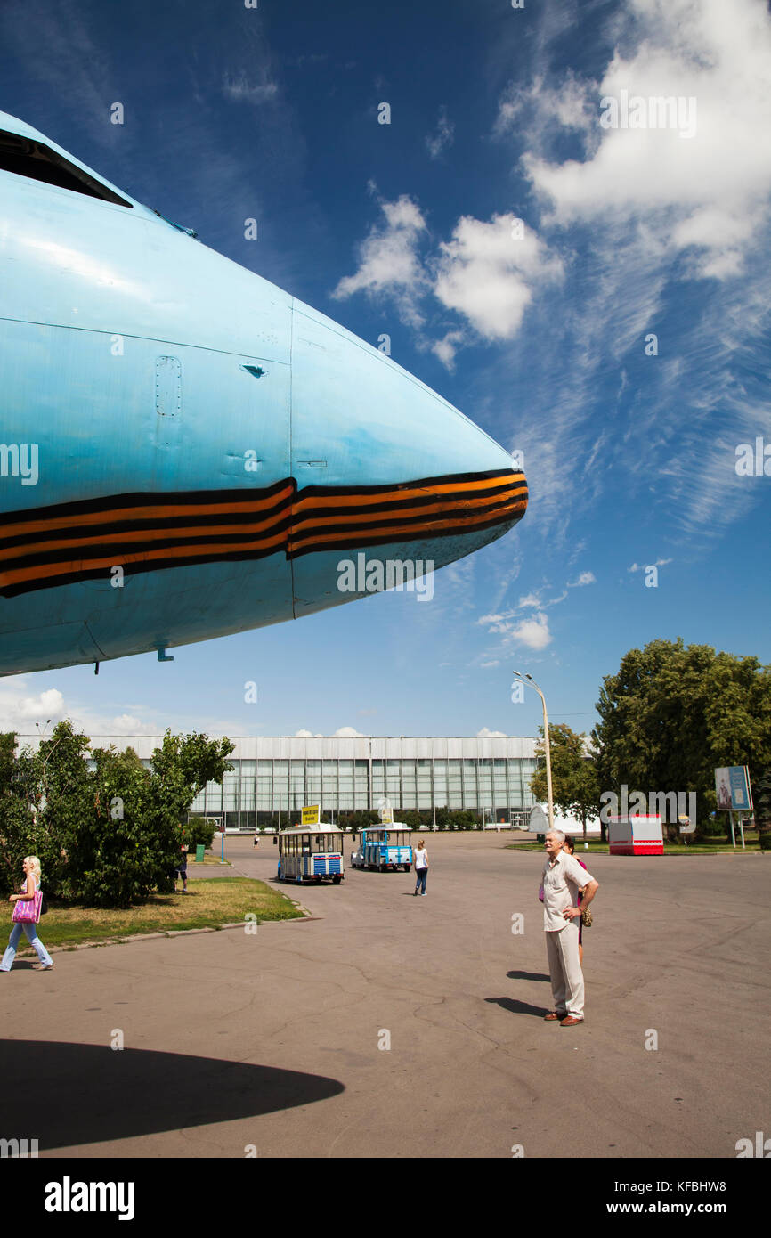 La Russie, Moscou. Un visiteur à la recherche d'un plan sur l'affichage à l'exhibtion Centre. Banque D'Images